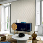 Moderne woonkamer met Arte Kanso Anicca 72520 behang in beige tint en stijlvolle designmeubels.