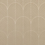 Beige Arte-behang Kanso Anicca met een herhalend reliëfpatroon van gestileerde bladvormen.