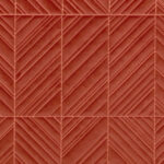 Rood Arte-behang Kanso Iki 72511 met een geometrisch reliëfpatroon van diagonale lijnen.