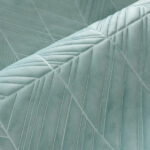 Detail van het Arte-behang Kanso Iki 72512 met reliëfstructuur en geometrisch lijnpatroon in zachtgroene tint.