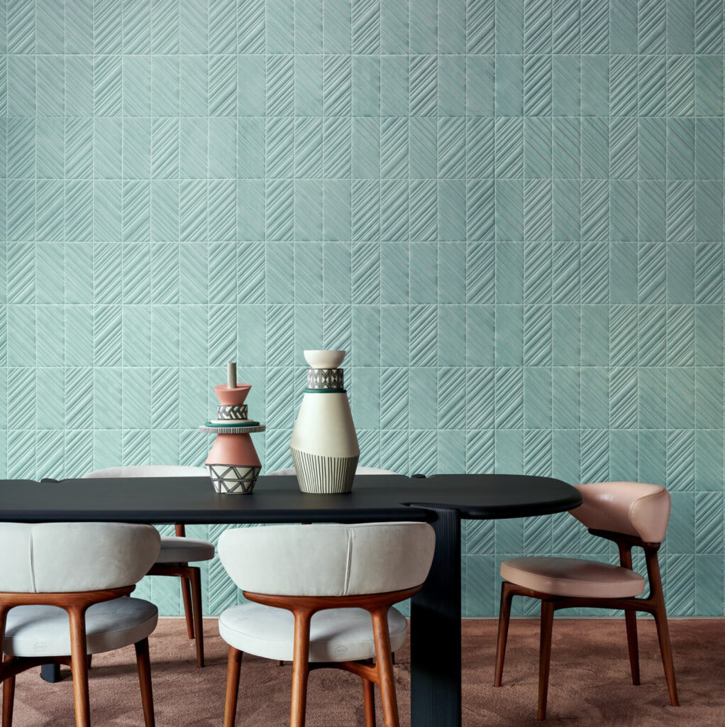 Moderne eethoek met Arte-behang Kanso Iki 72512 in geometrisch patroon op de achtergrond.