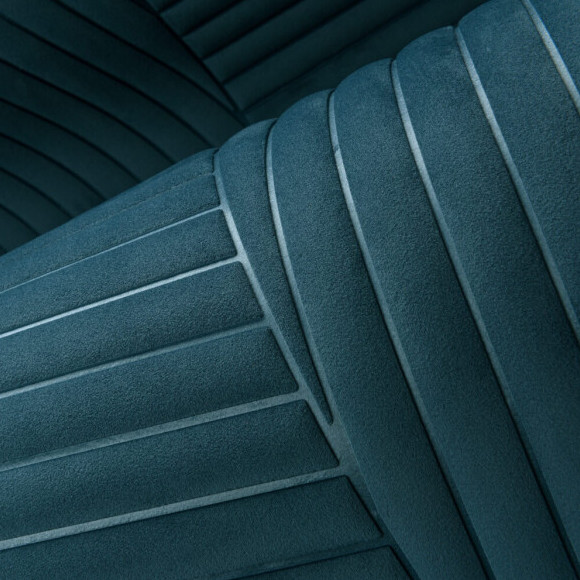 Detailopname van het blauwe Arte-behang Kanso Shibumi 72530 met een patroon van strakke, diagonale lijnen.