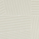 Lichtgrijs Arte-behang Kanso Shibumi 72533 met een geometrisch patroon van schuine reliëflijnen.