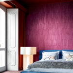Sfeervolle slaapkamer met Arte-behang Kanso Yugen 72500 in diep paars, een modern bed en een designlamp.