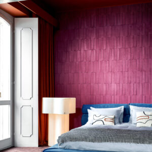 Sfeervolle slaapkamer met Arte-behang Kanso Yugen 72500 in diep paars, een modern bed en een designlamp.