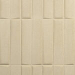 Beige Arte-behang uit de Kanso Yugen collectie met een gestructureerd patroon van verticale en horizontale lijnen in de kleur Rattan.