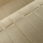Detail van het Arte-behang Kanso Yugen 72502 met een zachte, goud-beige textuur en subtiel reliëf in een geometrisch patroon.