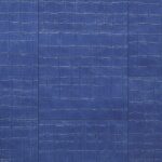 Blauw behang met een textuur en patroon dat lijkt op reptielenleer uit de Arte Kharga Tenere 74026 Sodalite Blue collectie.