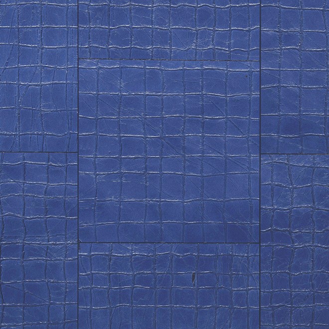 Blauw behang met een textuur en patroon dat lijkt op reptielenleer uit de Arte Kharga Tenere 74026 Sodalite Blue collectie.