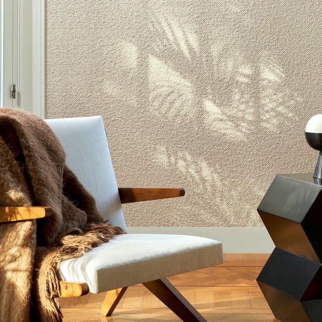 Modern interieur met Arte Kharga Atacama 74010 White Sand behang met subtiel bladdessin in reliëf.