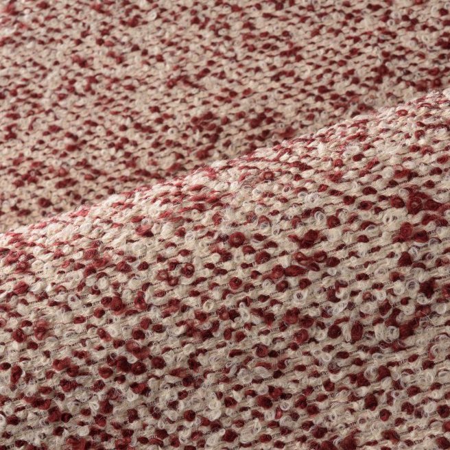 Detail van het Arte behang Kharga Atacama 74014 in de kleur Flaming Red met een grove, geweven textuur.