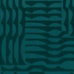 Tealgroen Arte-behang Kharga Barkhan 74000 met abstract reliëfpatroon van golvende en geometrische vormen.