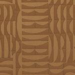 Okerkleurig Arte behang Kharga Barkhan 74001 met een abstract, geometrisch reliëfpatroon.