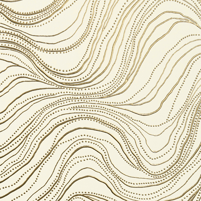 Goudkleurig Arte-behang Kharga Bayuda 74040 met organische, golvende lijnen en puntpatronen op een lichte achtergrond.