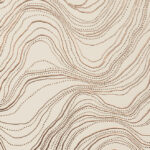 Beige behang met een abstract patroon van koperkleurige lijnen en stippen geïnspireerd op topografische kaarten.
