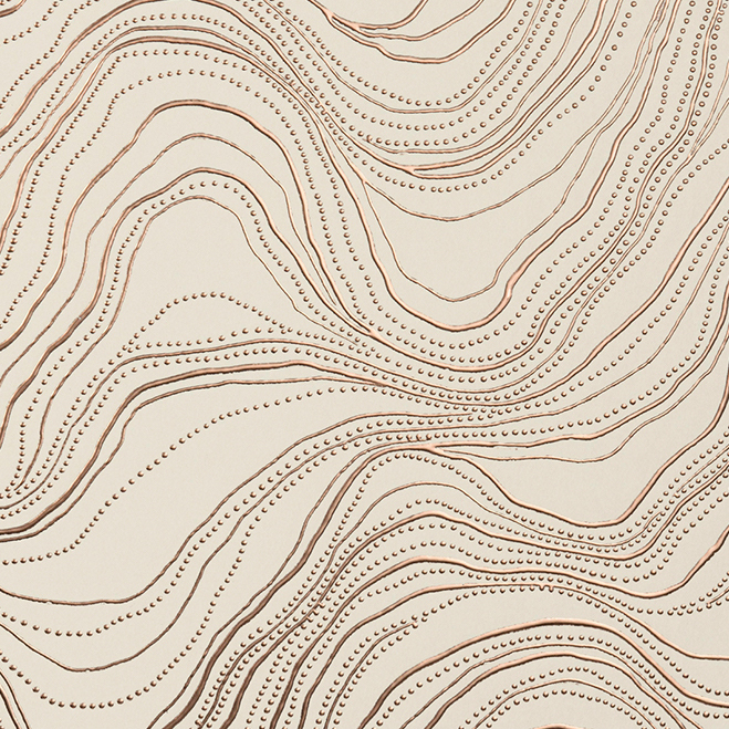 Beige behang met een abstract patroon van koperkleurige lijnen en stippen geïnspireerd op topografische kaarten.