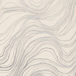 Beige Arte-behang uit de Kharga Bayuda-collectie met glinsterend zilveren reliëflijnen en stippen in een golvend patroon.
