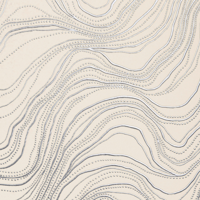 Beige Arte-behang uit de Kharga Bayuda-collectie met glinsterend zilveren reliëflijnen en stippen in een golvend patroon.