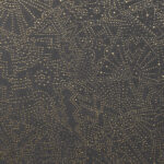 Donkergrijs Arte behang Kharga Gobi 74030 met een patroon van fijne goudkleurige stippen in abstracte vormen.