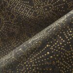 Close-up van Arte behang uit de Kharga Gobi 74030 collectie met een donker patroon en goudkleurige reliëfdetails.