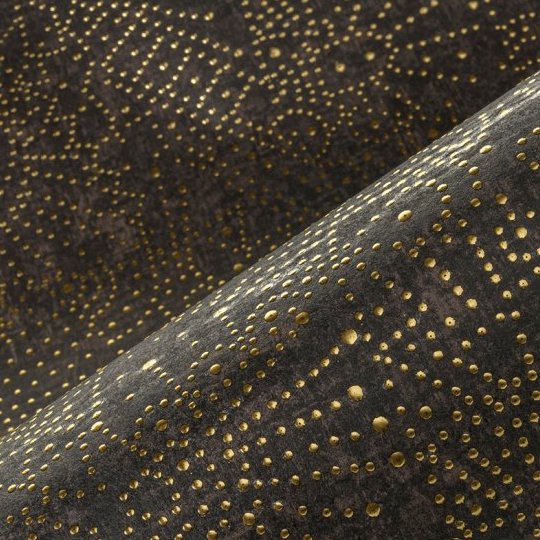 Close-up van Arte behang uit de Kharga Gobi 74030 collectie met een donker patroon en goudkleurige reliëfdetails.