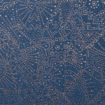 Donkerblauw Arte Kharga Gobi-behang met een patroon van goudkleurige, op tribal geïnspireerde stippen.