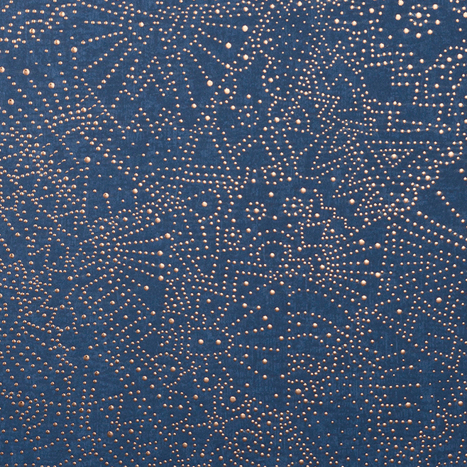 Donkerblauw Arte Kharga Gobi-behang met een patroon van goudkleurige, op tribal geïnspireerde stippen.