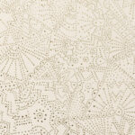 Lichtbeige Arte Kharga Gobi behang met een patroon van goudkleurige stippen in geometrische en bloemachtige vormen.