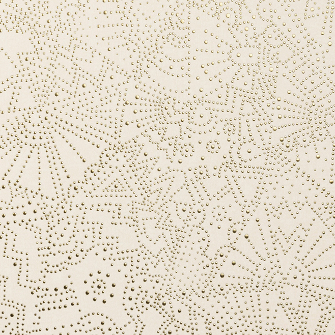 Lichtbeige Arte Kharga Gobi behang met een patroon van goudkleurige stippen in geometrische en bloemachtige vormen.