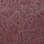Rood Arte Kharga Gobi 74034 behang met een patroon van zilverkleurige puntjes in abstracte vormen.