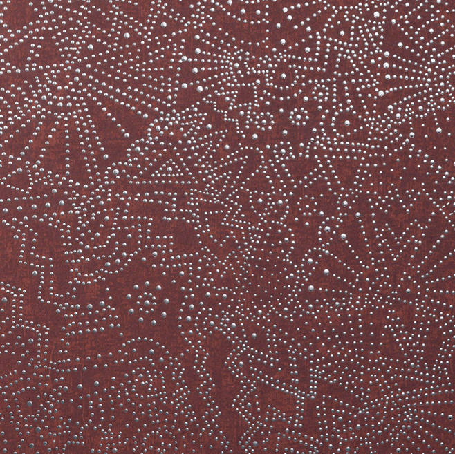 Rood Arte Kharga Gobi 74034 behang met een patroon van zilverkleurige puntjes in abstracte vormen.