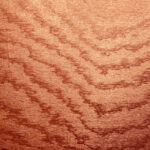 Glanzend Arte-behang uit de Kharga Moire-collectie in de kleur Sunset Orange met een golvend, textuurrijk patroon.