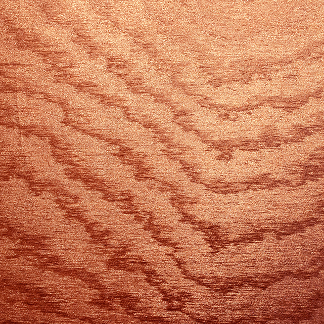 Glanzend Arte-behang uit de Kharga Moire-collectie in de kleur Sunset Orange met een golvend, textuurrijk patroon.