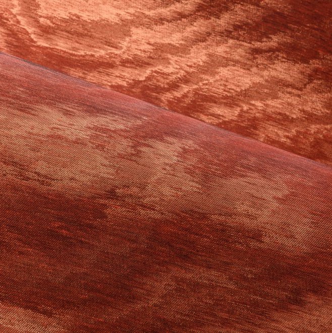 Detail van Arte-behang Kharga Moiré 15012A in de kleur sunset orange met een glanzende textuur en golvend patroon.