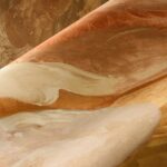 Detail van het Arte Kharga Zerzura warm sand behang met abstracte zandduinpatronen in aardetinten.