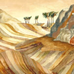 Illustratief behangontwerp met kleurrijke, golvende woestijnlandschappen en palmbomen in warme zandtinten uit de Kharga Zerzura collectie van Arte.
