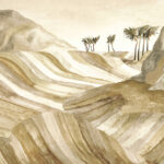 Gelaagd woestijnlandschap met golvende limestone-duinen in aardetinten en een rij palmbomen op de achtergrond.