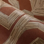 Detail van Arte-behang Lanai Kailua 81500 met een geometrisch patroon van houtstructuur op een warme, roodbruine achtergrond.