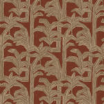 Behangpatroon Arte Lanai Kailua 81500 met gestileerde bladeren in beige op een roodbruine achtergrond.
