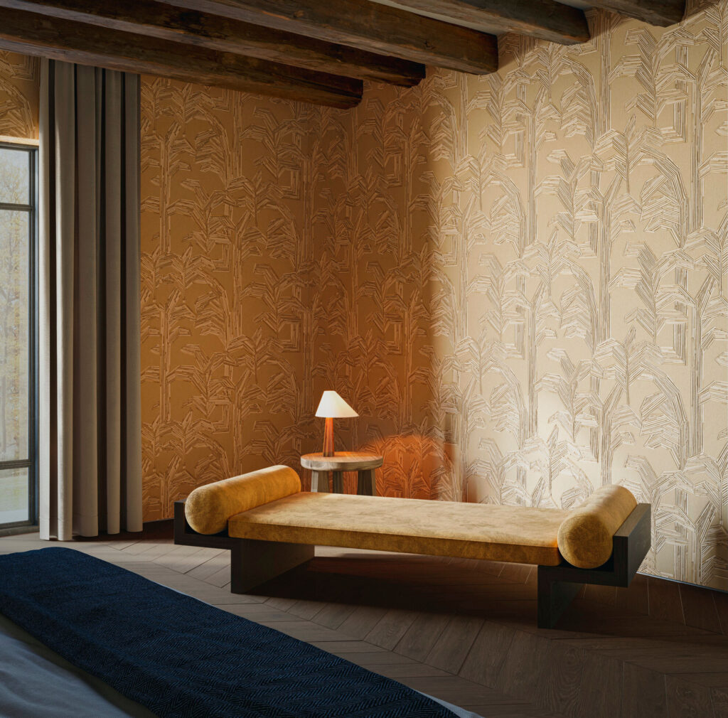 Stijlvol interieur met Arte-behang Lanai Kailua 81502 in een warme tint, een moderne houten chaise longue en een bijzettafeltje met lamp.