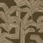 Behang met een patroon van gestileerde bladeren en takken, opgebouwd uit horizontale bamboe-achtige stroken op een donkere achtergrond.