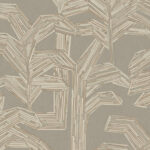 Beige behang met een geometrisch patroon van abstracte bladeren en stammen in houten latstructuur.
