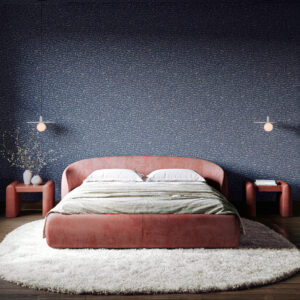 Sfeervolle slaapkamer met Arte-behang Lanai Kona 81560, een roze bed en moderne meubels.