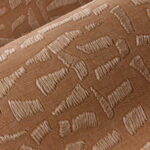 Detailopname van het Arte-behang Lanai Kona 81562 met een reliëfstructuur in aardetinten en abstract patroon.