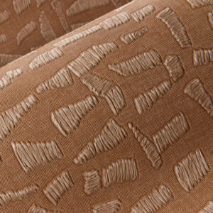Detailopname van het Arte-behang Lanai Kona 81562 met een reliëfstructuur in aardetinten en abstract patroon.
