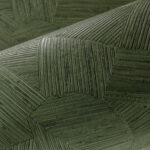 Detail van groen Arte-behang Lanai Mauna 81514 met een geometrisch patroon en reliëfstructuur.