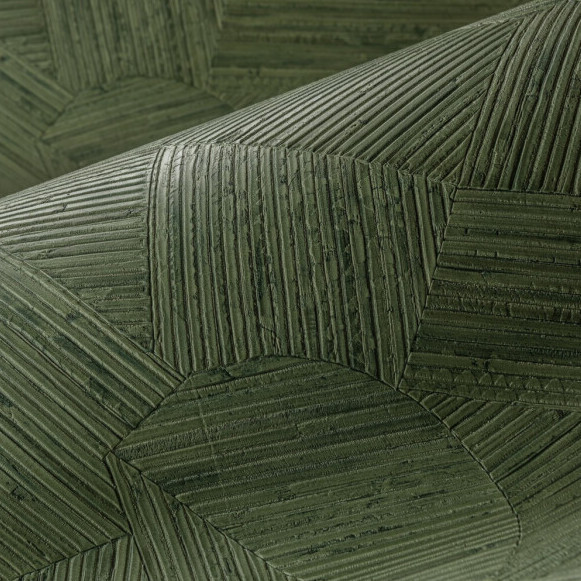 Detail van groen Arte-behang Lanai Mauna 81514 met een geometrisch patroon en reliëfstructuur.