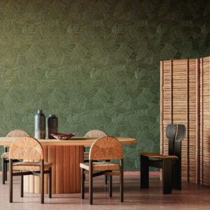 Interieur met Arte-behang Lanai Mauna 81514 in groen motief, een ronde houten tafel en rotan stoelen.