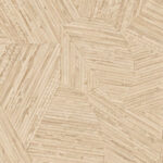 Beige Arte behang uit de Lanai Mauna 81515 collectie met een geometrisch patroon van houtstructuur in verschillende richtingen.