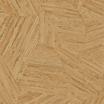 Behangpatroon Arte Lanai Mauna 81516 met geometrische vormen en een natuurlijke houtstructuur.